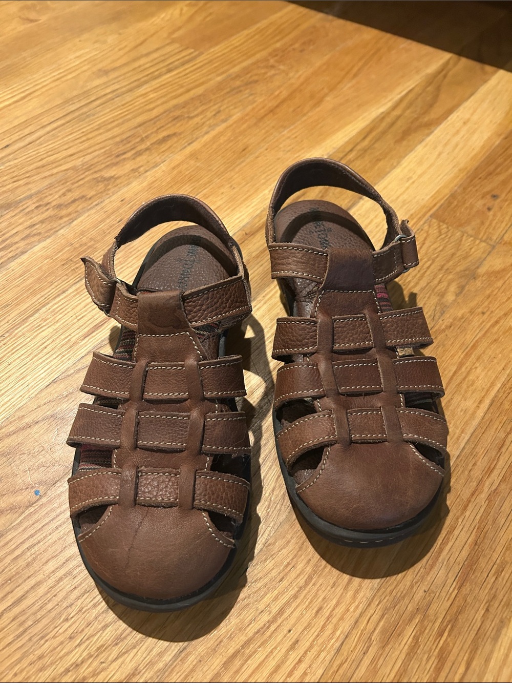 Minnetonka Fisherman style Brown Leather Sandals, closed toe Size 7 W